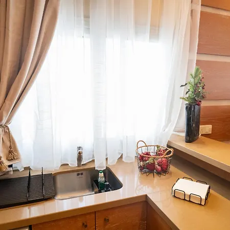 Апартаменти Quattro Beachfront Sea View Ap 4 *